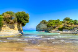 La spiaggia del Canal D'amour a Corfu, costa ionica della Grecia