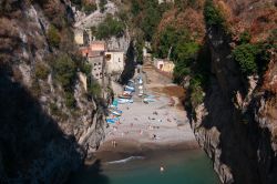 La spiaggia del Fiordo di Furore, uno dei lidi nascosti della Campania