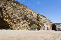La spiaggia del Mingardo e il grande arco di roccia sul mare di Marina di Camerota