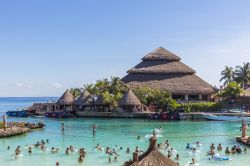 La spiaggia del parco archeologico di Xcaret, penisola dello Yucatan, Messico. In questo paradiso segreto del Messico si possono sperimentare attività acquatiche, attrazioni culturali ...