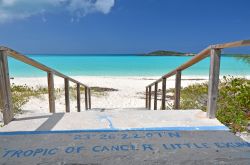 La spiaggia del tropico del Cancro a Little Exuma, Isole Bahanas