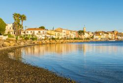 La spiaggia del villaggio di Bouzigues in Occitania, siamo nel sud della Francia