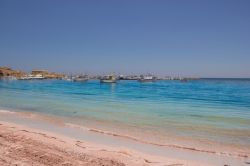 La spiaggia del villaggio di Marzamemi, siamo nel sud-est della Sicilia - © Alessio Davide C Auditore / Shutterstock.com