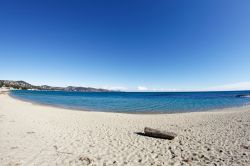 La spiaggia della Nartelle a Sainte-Maxime, Francia. Con la sua sabbia dorata, è una delle più belle e frequentate della cittadina balneare.
