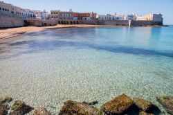 La spiaggia delle Puritate vicino al centro di Gallipoli nel Salento in Puglia - © Cesare Palma / Shutterstock.com