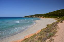 La spiaggia deserta di Sant Tomas a Minorca, Isole Baleari, Spagna.
