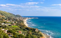 La spiaggia di Acciaroli nel CIlento in Campania: la spiaggia grande di Pollica è considerata una delle spiagge più belle in Italia