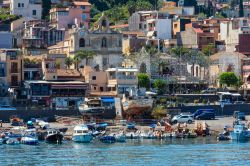 La spiaggia di Aci Trezza in Sicilia, si trova non lontano da Acireale lungo la cosiddetta Costa dei Ciclopi - © Landscape Nature Photo / Shutterstock.com