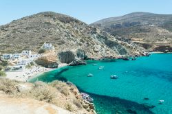 La spiaggia di Agali in estate a Folegandros, Isole Cicladi in Grecia