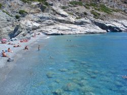 La spiaggia di Agia Anna con l'acqua turchese vista dall'alto, isola di Amorgo (Grecia) - © Aerial-motion / Shutterstock.com