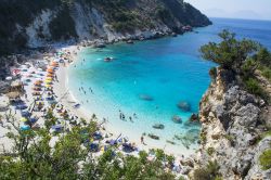 Turisti in spiaggia a Agiofili a Lefkada, Grecia ...