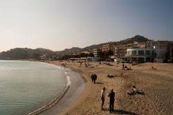 La spiaggia di Albissola Marina fotografata all'imbrunire, Savona, Liguria - © gab90 / Shutterstock.com