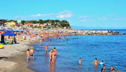 La spiaggia di Albissola Marina, Savona, Liguria. Un tratto del litorale di Albissola durante i mesi estivi - © maudanros / Shutterstock.com