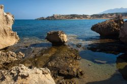 La spiaggia di Algadi nei pressi di Kyrenia, Cipro. Questo bel tratto di litorale, lambito dalle acque del Mediterraneo e situato nella parte settentrionale dell'isola, ospita tartarughe ...