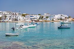 La spiaggia di Ammos e il porto dell'isola di Koufonissi nelle Piccole Cicladi, Grecia.
