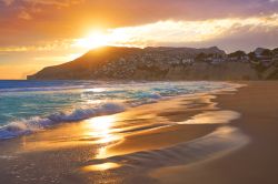 La spiaggia di Arenal Bol a Calpe, Costa Blanca, Spagna, al tramonto.
