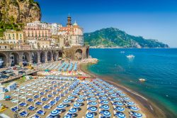 La spiaggia di Atrani sulla Costiera Amalitana, penisola Sorrentina, Campania