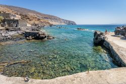 La spiaggia di Avlaki sull'isola di Nisyros, Grecia. Il mare greco azzurro e trasparente con rocce di origine vulcanica - © Tom Jastram / Shutterstock.com