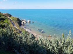 La spiaggia di Baia Camomilla a Rodi Garganico, ...