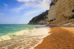 La spiaggia di Baia dei Mergoli in Puglia fa parte della costa di Baia delle Zagare sul Gargano