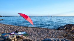 La spiaggia di Bardolino sul Lago di Garda in Veneto