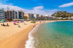 La spiaggia di Blanes in una giornata soleggiata, Costa Brava, Spagna. Il litorale è lungo quasi 4 chilometri e le sue spiagge sono 5 - © S-F / Shutterstock.com