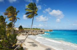 Le rocce e il mare criistallino di Bottom Bay, una delle spiagge bianche dell'isola di Barbados  - © Filip Fuxa / shutterstock.com