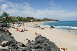 La spiaggia di Boucan Canot a La Réunion, Francia d'oltremare. Turisti prendono il sole e nuotano nelle acque che lambiscono questo territorio delle Isole Mascarene - © Stefano ...