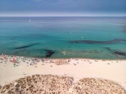 La spiaggia di Budoni in estate, la sabbia bianca e il mare trasparente della Sardegna