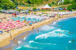 La spiaggia di Butamyata si trova sulla costa del Mar Nero a Sinemorets in Bulgaria. - © trabantos / Shutterstock.com