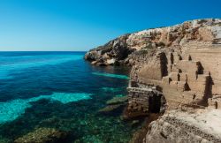 La spiaggia di Cala Bue Marino a Favignana, non lontana da Cala Rossa, Sicilia