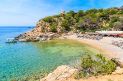 La spiaggia di Cala Carbo a Ibiza, Isole Baleari
