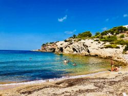 La spiaggia di Cala Codolar, isola di Ibiza, Spagna - © jcb-productions / Shutterstock.com