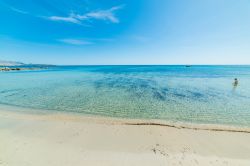 La spiaggia di Cala d'Ambra in Sardegna, ideale per famiglie con bambini