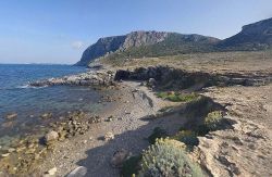La spiaggia di Cala Faraglioni a Favignana sulle isole Egadi in Sicilia