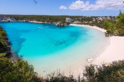 La spiaggia di Cala Galdana a Minorca, Isole Baleari, Spagna.
