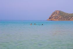 La spiaggia di Cala Iris a El Hoceima, Marocco. La grande baia di questa cittadina ospita alcune fra le più suggestive spiagge del territorio marocchino.
 
