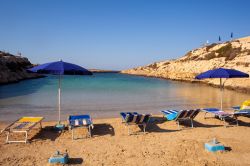 La spiaggia di Cala Madonna, il mare poco profondo è ideale per famiglie con bambini