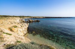 La spiaggia di Cala Rotonda a Favignana in Sicilia, Isole Egadi