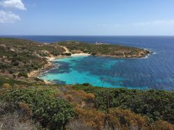 La spiaggia di Cala Sabina sull'Isola dell'Asinara in sardegna - © Cristian85, CC BY 3.0, Wikipedia