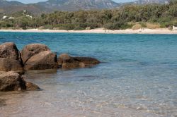 La spiaggia di Cala Serena si trova non distante da Geremeas, nel sud della Sardegna