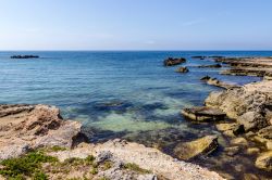 La spiaggia di Calamoni uno dei lidi di Favignana alle isole Egadi in SIcilia