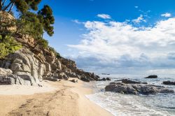 La spiaggia di Calonge, si trova a sud di Palamos in Costa Brava (Spagna) - © funkyfrogstock / Shutterstock.com