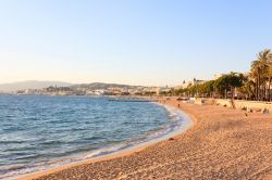 La spiaggia di Cannes fotografata al calar del sole, Francia. A costeggiare il litorale della celebre cittadina francese è la Croisette, l'antica strada un tempo chiamata Chemin de ...