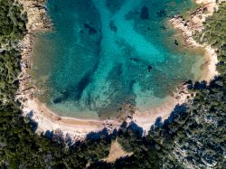 La spiaggia di Capo Ceraso in Sardegna, vicino ad Olbia