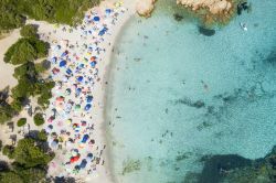 La spiaggia di Capriccioli in Costa Smeralda, Sardegna, facilmente raggiungibile da Cala di Volpe