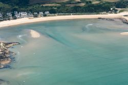 La spiaggia di Carnac fotografata dall'alto, Francia. Questo tratto di litorale sabbioso si affaccia su una laguna con saline incontaminate in cui transitano e nidificano diverse specie ...