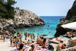 La spiaggia di Cava dell'Acquaviva a Diso sulla costa adriatica della Puglia - © Irina Kzan / Shutterstock.com