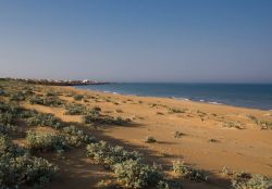 La Spiaggia di Cava Randello vicino a Punta Braccetto in Sicilia - © Carlo Columba, CC BY 2.0, Wikipedia