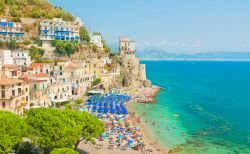 La spiaggia di Cetara, una delle più belle della Costiera Amalfitana in Campania